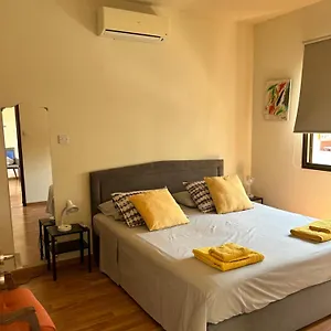 Dom wakacyjny Extremely Comfy With Spacious Private Terrace 10min Walk To The & In Town, Larnaca
